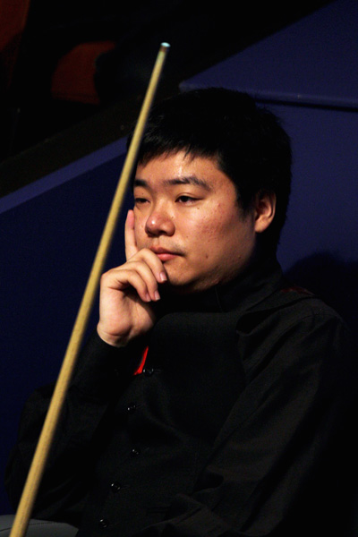 东体：申花放假期间路易斯没休息，每天独自在基地进行恢复训练.